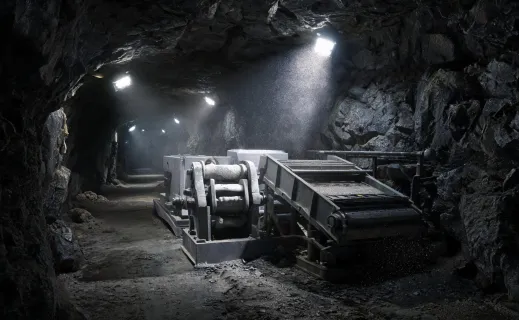 Compact jaw crusher in underground mine drift